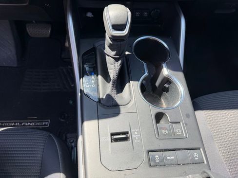 Used 2020 Toyota Highlander LE image 28