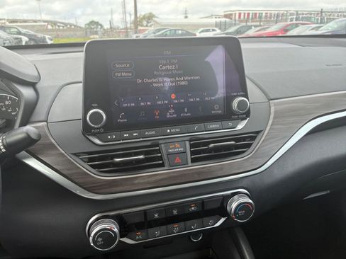 Used 2025 Nissan Altima 2.5 SV FWD image 14