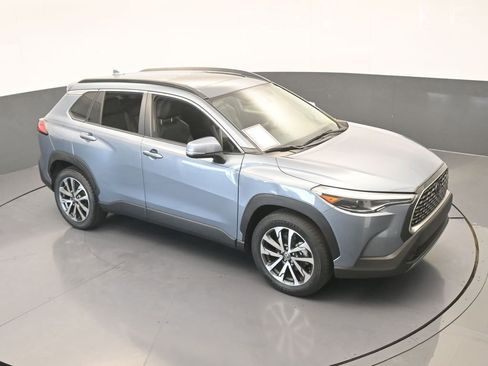 Used 2022 Toyota Corolla Cross XLE image 59