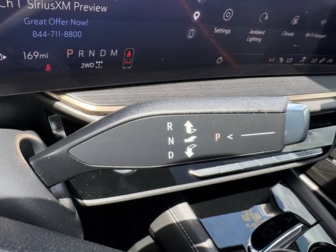 Used 2025 Buick Envision Avenir AWD/4WD image 21