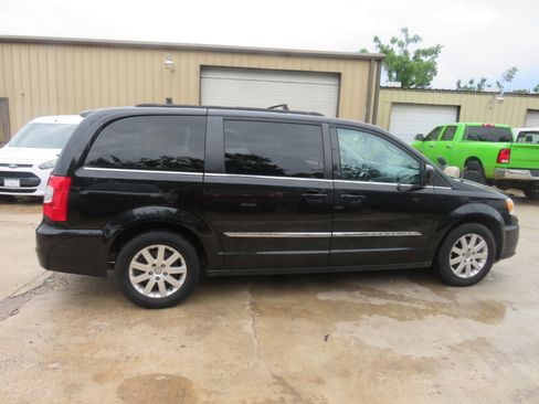 Used 2015 Chrysler Town & Country Touring image 31