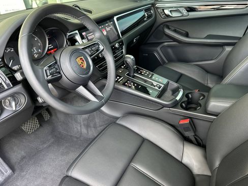 Certified 2022 Porsche Macan AWD/4WD image 4
