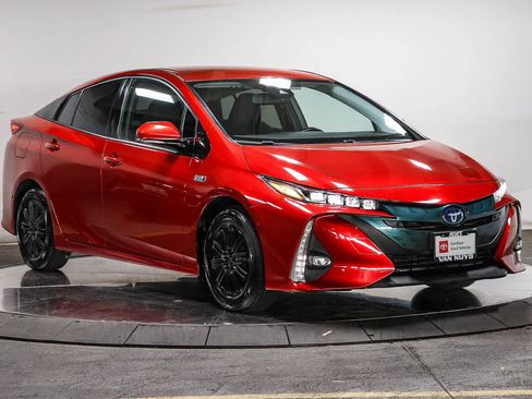 Certified 2017 Toyota Prius Prime Advanced w/ Carpet Mat Package FWD image 5