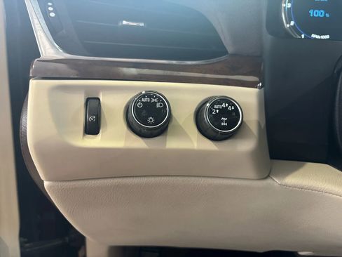 Used 2017 Cadillac Escalade ESV Luxury image 17