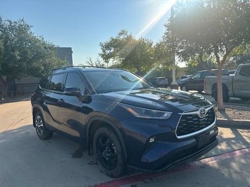 Used 2021 Toyota Highlander XLE AWD/4WD image 3