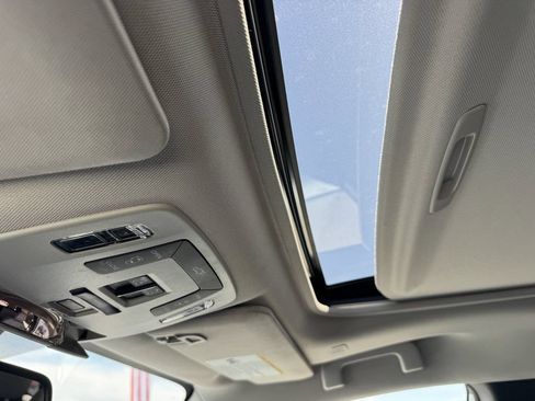 Used 2025 Toyota Sienna XLE FWD image 25