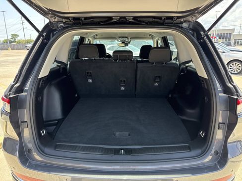 Used 2024 Jeep Grand Cherokee Laredo RWD image 8
