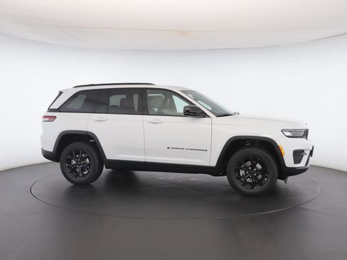 New 2025 Jeep Grand Cherokee Altitude image 31