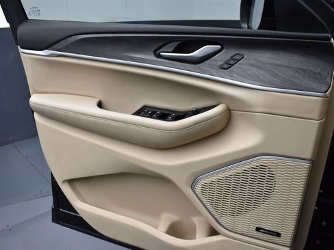 Used 2022 Jeep Grand Cherokee L Limited RWD image 5
