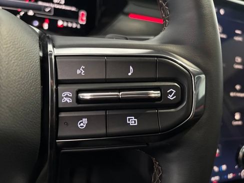Used 2025 GMC Acadia AT4 w/ Luxury Package AWD/4WD image 21