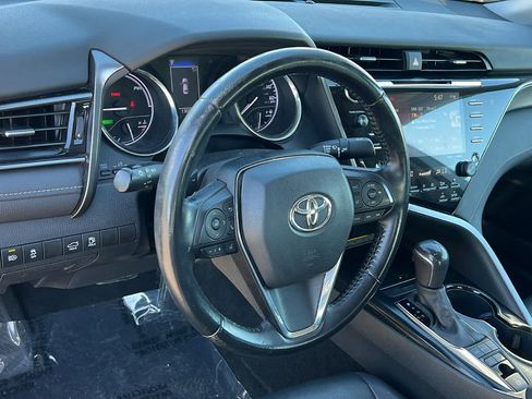 Used 2020 Toyota Camry SE w/ Sunroof Package FWD image 10