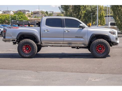 Used 2021 Toyota Tacoma TRD Off-Road w/ Technology Package AWD/4WD image 2