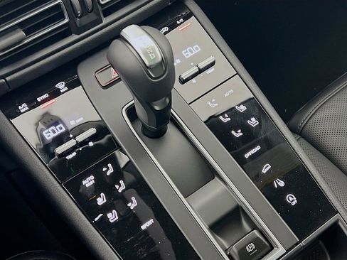 New 2026 Porsche Macan Base image 18