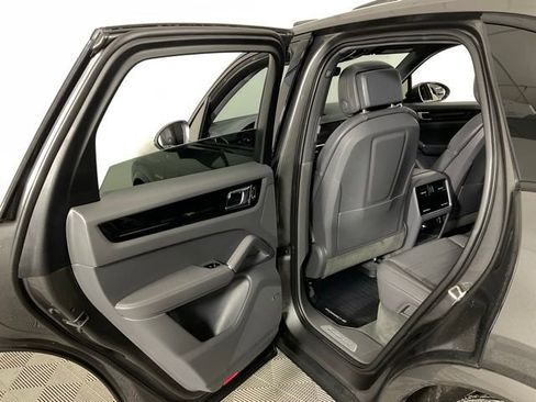 Used 2020 Porsche Cayenne E-Hybrid image 32