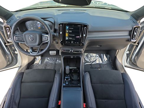 Used 2022 Volvo XC40 T5 R-Design w/ Advanced Package image 9
