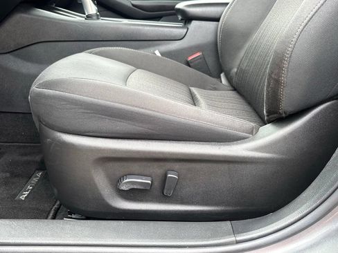 Used 2025 Nissan Altima 2.5 SV FWD image 12