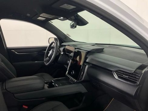 Used 2025 GMC Acadia AT4 AWD/4WD image 29