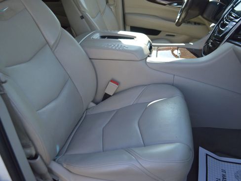 Used 2016 Cadillac Escalade ESV Luxury AWD/4WD image 25