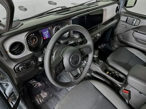 Used 2025 Jeep Gladiator Sport AWD/4WD image 2