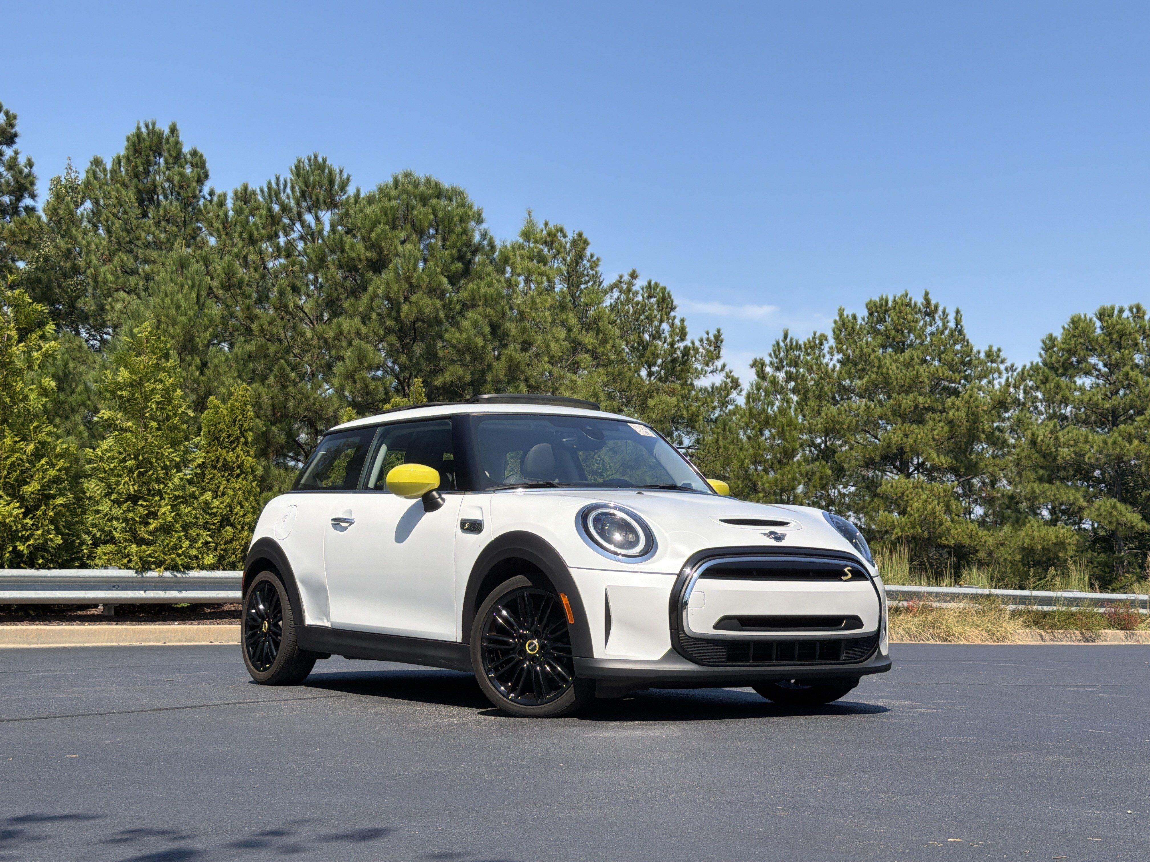 Used 2024 MINI Cooper SE FWD image 3