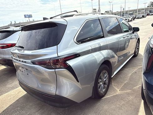 Used 2025 Toyota Sienna LE FWD image 3