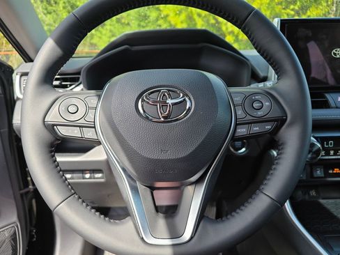 Used 2025 Toyota RAV4 XLE w/ Convenience Package image 4