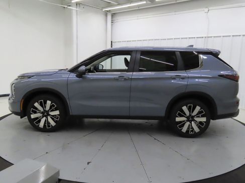 New 2025 Mitsubishi Outlander SE image 6