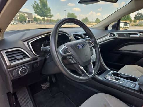 Used 2019 Ford Fusion SE w/ Equipment Group 151A FWD image 2