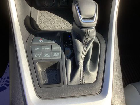 Used 2022 Toyota RAV4 XLE Premium image 21