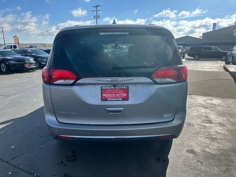 Used 2017 Chrysler Pacifica Touring-L Plus w/ Uconnect Theatre Group image 3