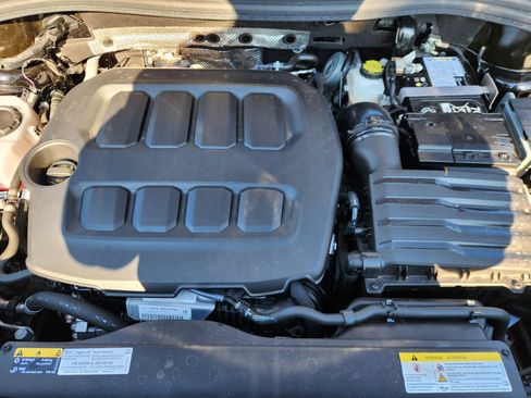 Certified 2025 Volkswagen Tiguan SE w/ Panoramic Sunroof Package image 18