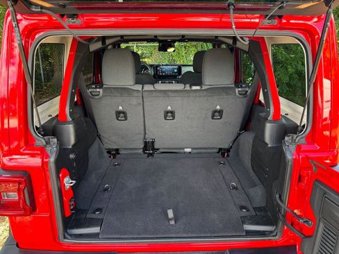 Used 2025 Jeep Wrangler Sahara image 31