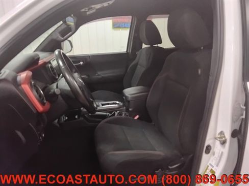 Used 2017 Toyota Tacoma TRD Off-Road image 12