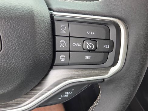 Used 2023 Jeep Wagoneer Series III w/ Preferred Equipment Group AWD/4WD image 23