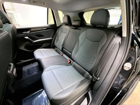 Used 2025 Volkswagen Tiguan SE w/ Panoramic Sunroof Package image 28