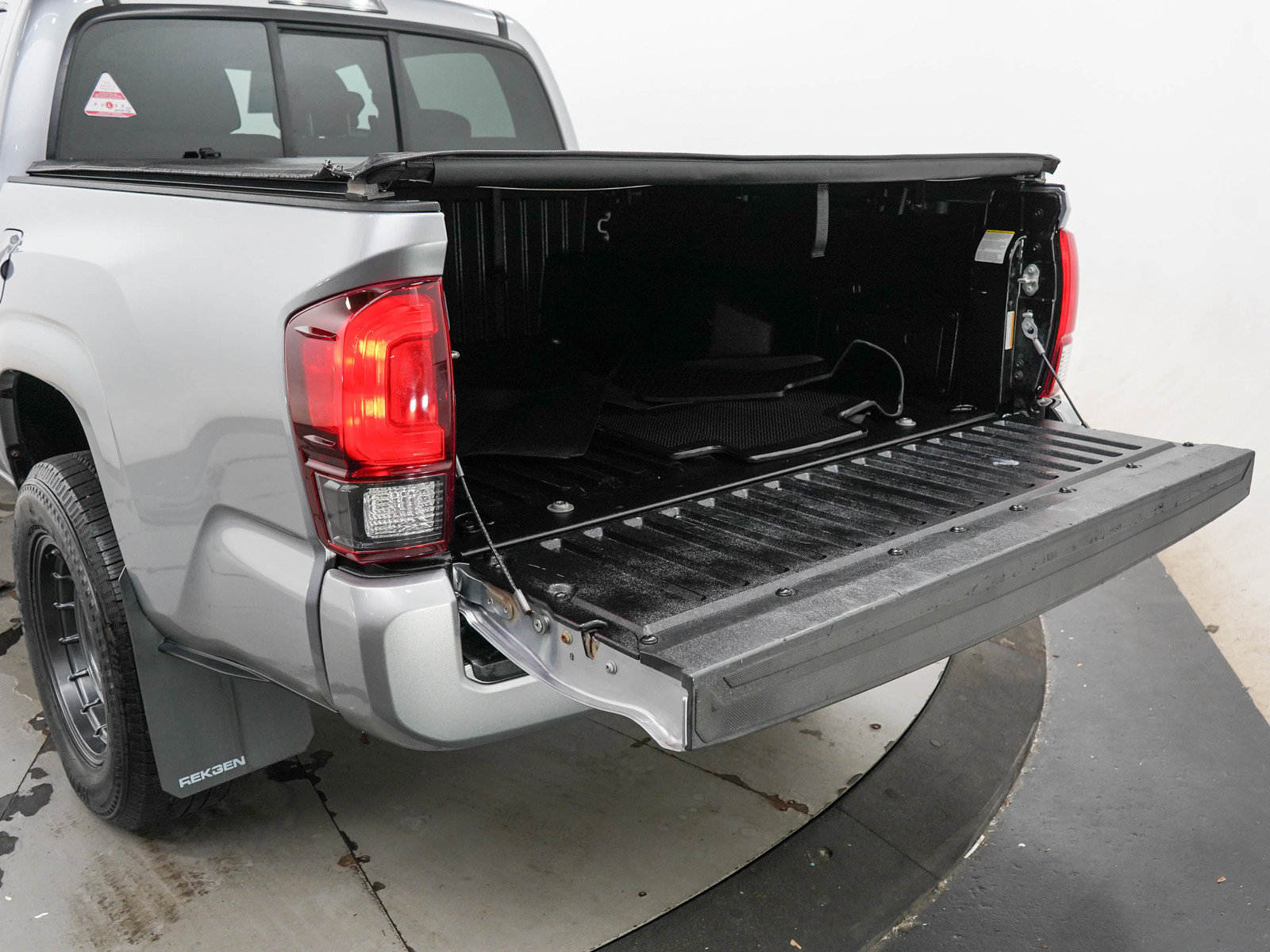 Used 2021 Toyota Tacoma SR AWD/4WD image 9