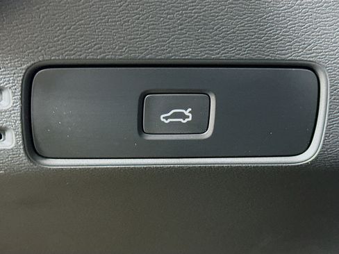 Used 2023 Volvo XC40 B5 Core w/ Protection Package Premier image 17