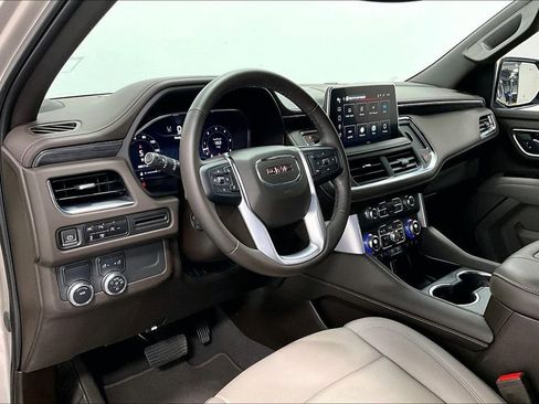 Used 2023 GMC Yukon SLT w/ SLT Luxury Package image 16