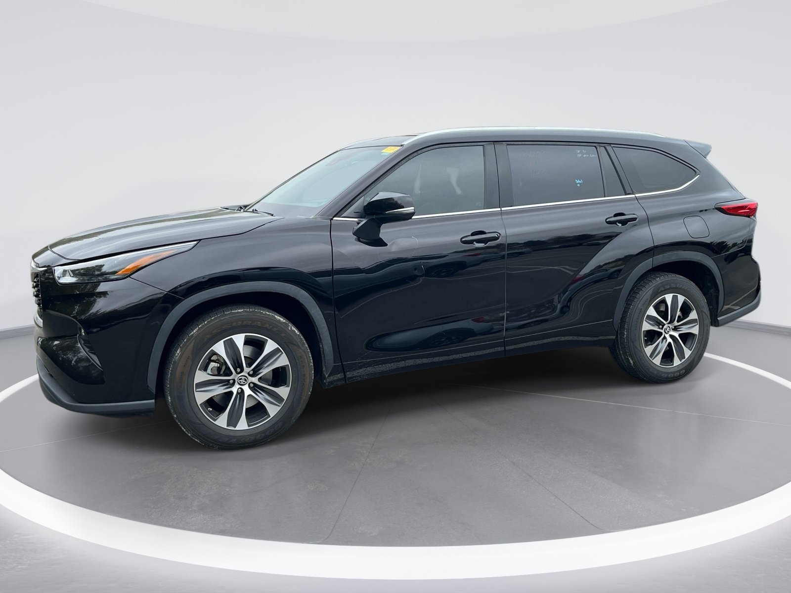 Used 2022 Toyota Highlander XLE FWD image 9
