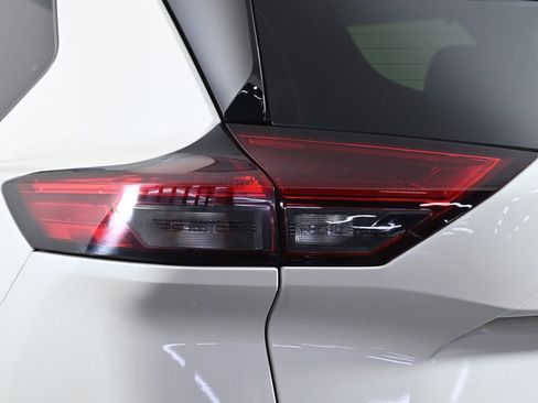 Used 2023 Nissan Rogue SL w/ SL Premium Package image 8