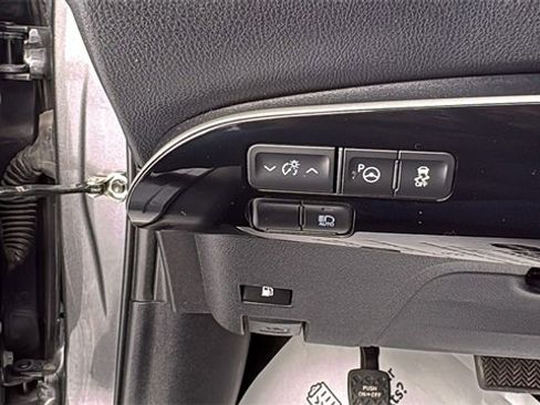 Used 2021 Toyota Prius LE image 17