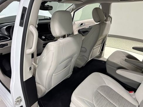 Used 2017 Chrysler Pacifica Touring Plus FWD image 18