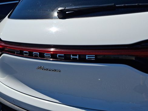 Used 2022 Porsche Macan AWD/4WD image 37
