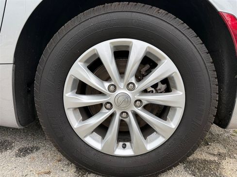 Used 2018 Chrysler Pacifica Touring-L FWD image 38