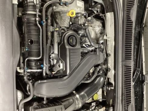 Used 2025 Volkswagen Jetta SE w/ Sunroof Package image 17