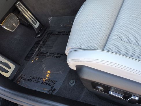 Used 2025 BMW M5 w/ M Driver's Package image 17