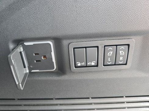 Used 2025 Chevrolet Tahoe High Country AWD/4WD image 17
