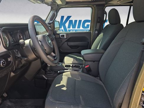 Used 2025 Jeep Gladiator Sport AWD/4WD image 9