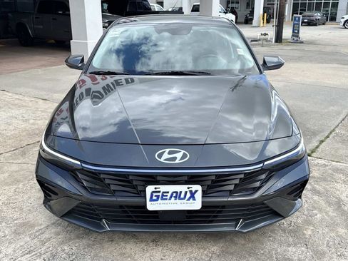 Used 2025 Hyundai Elantra SEL image 3