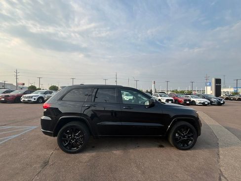 Used 2022 Jeep Grand Cherokee Laredo X AWD/4WD image 4